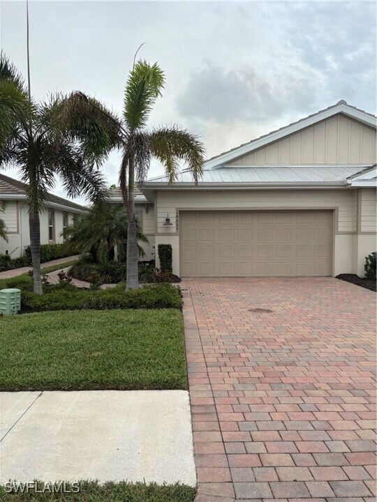 14667 Edgewater Cir in Naples, FL - Building Photo