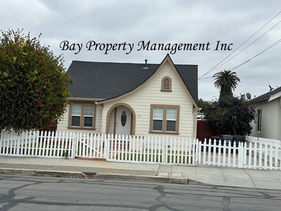 425 Riker St in Salinas, CA - Building Photo