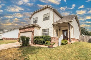 1502 NE Dysart Woods Ln in Bentonville, AR - Building Photo