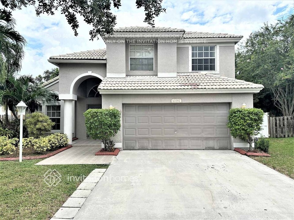13352 NW 11th St in Pembroke Pines, FL - Building Photo