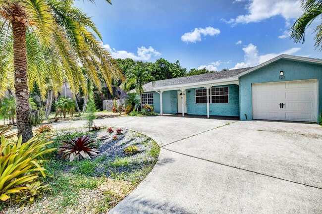 727 SW 25th Ave in Boynton Beach, FL - Building Photo - Building Photo