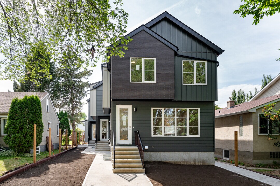 11528 122 St NW in Edmonton, AB - Building Photo