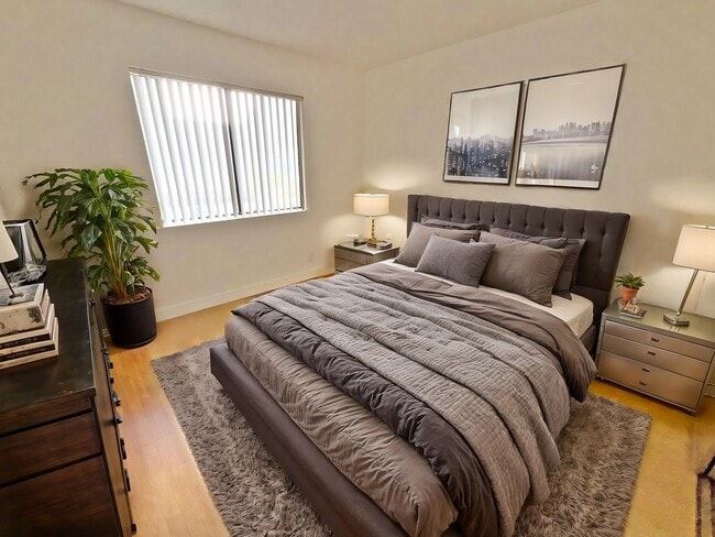 1321 N Vista St, Unit 205 in Los Angeles, CA - Foto de edificio - Building Photo