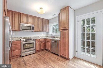 2526-E S Arlington Mill Dr in Arlington, VA - Building Photo - Building Photo