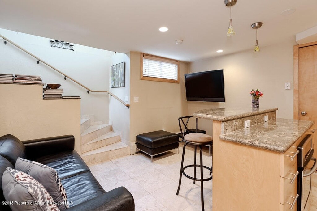 333 W Main St in Aspen, CO - Building Photo