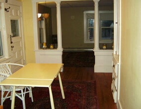 39 Exeter Rd, Unit #2, upstairs in Newmarket, NH - Foto de edificio - Building Photo