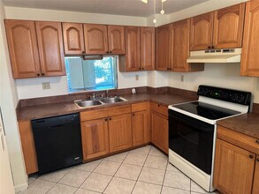 1075 Riverside Dr in Coral Springs, FL - Foto de edificio - Building Photo