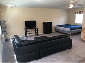 1 NE Park Ln in Fairview, OR - Building Photo