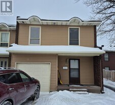 8A Arnold Dr in Ottawa, ON - Building Photo