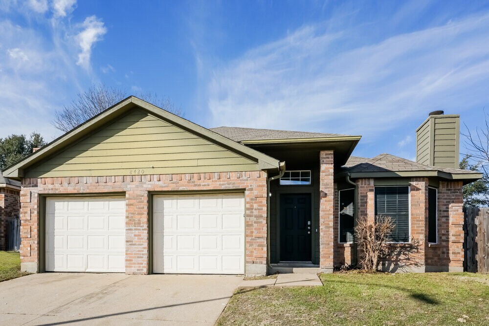 8420 Cloverglen Ln in Fort Worth, TX - Foto de edificio