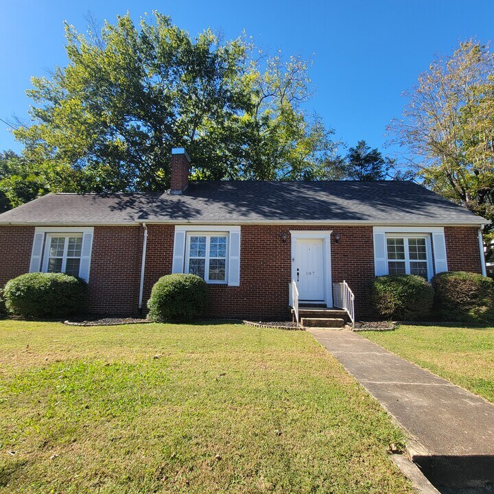 107 Lind St in McMinnville, TN - Building Photo