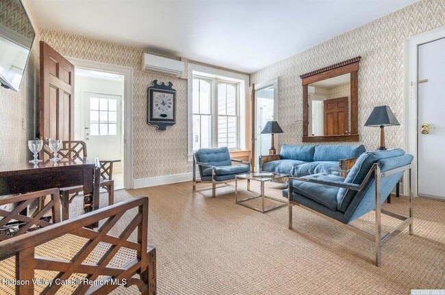 613 Warren St, Unit 1 in Hudson, NY - Foto de edificio - Building Photo