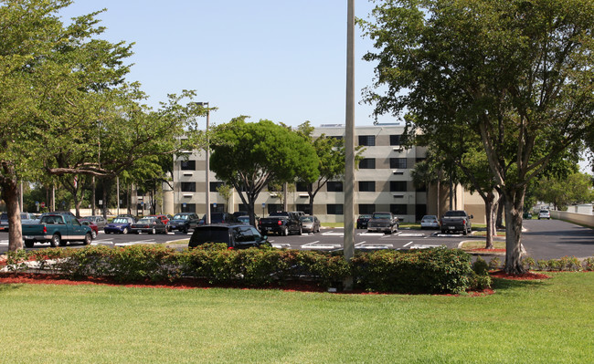 Griffin Gardens in Fort Lauderdale, FL - Building Photo - Building Photo