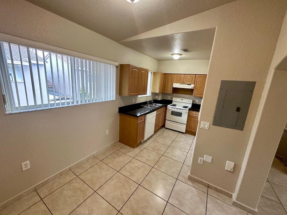 7121 NW 174th Terrace in Hialeah, FL - Building Photo