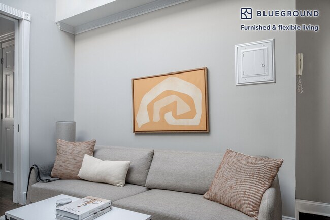 118 Christopher St, Unit SI FL5-ID1167 in New York, NY - Building Photo - Building Photo