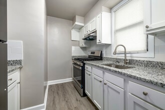 Capitol Square Apartments in Brentwood, MD - Foto de edificio - Building Photo