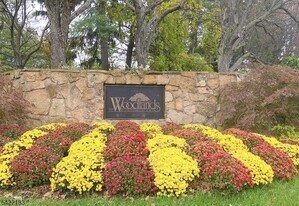 44 Mullarkey Dr in West Orange, NJ - Building Photo