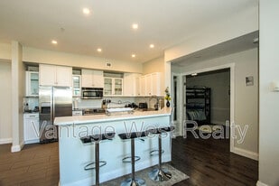 1088-1088 Sunset Dr in Kelowna, BC - Building Photo