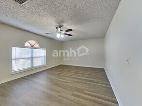 4618 Newbourne Way in Valrico, FL - Building Photo - Building Photo