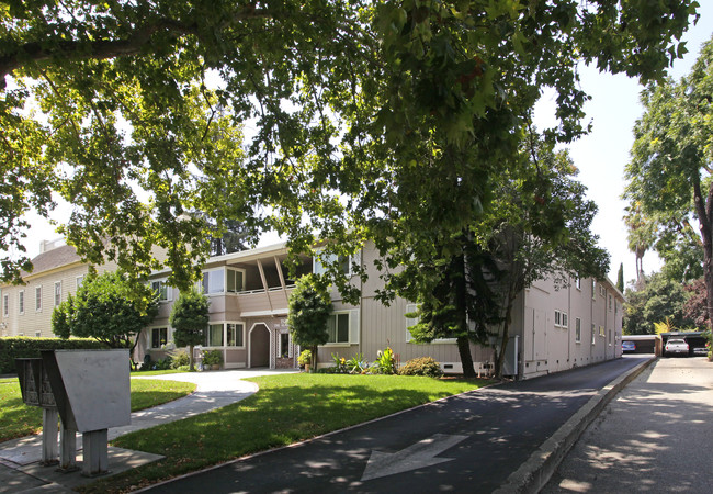 Capri Apartments in San Jose, CA - Foto de edificio - Building Photo