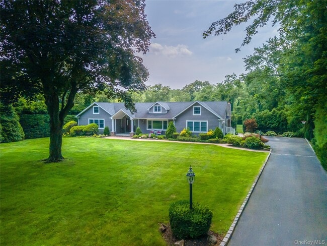 29 Fox Hollow Ln in Old Westbury, NY - Building Photo - Building Photo