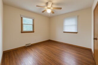 1221 Vincent Pl in Chaska, MN - Building Photo - Building Photo