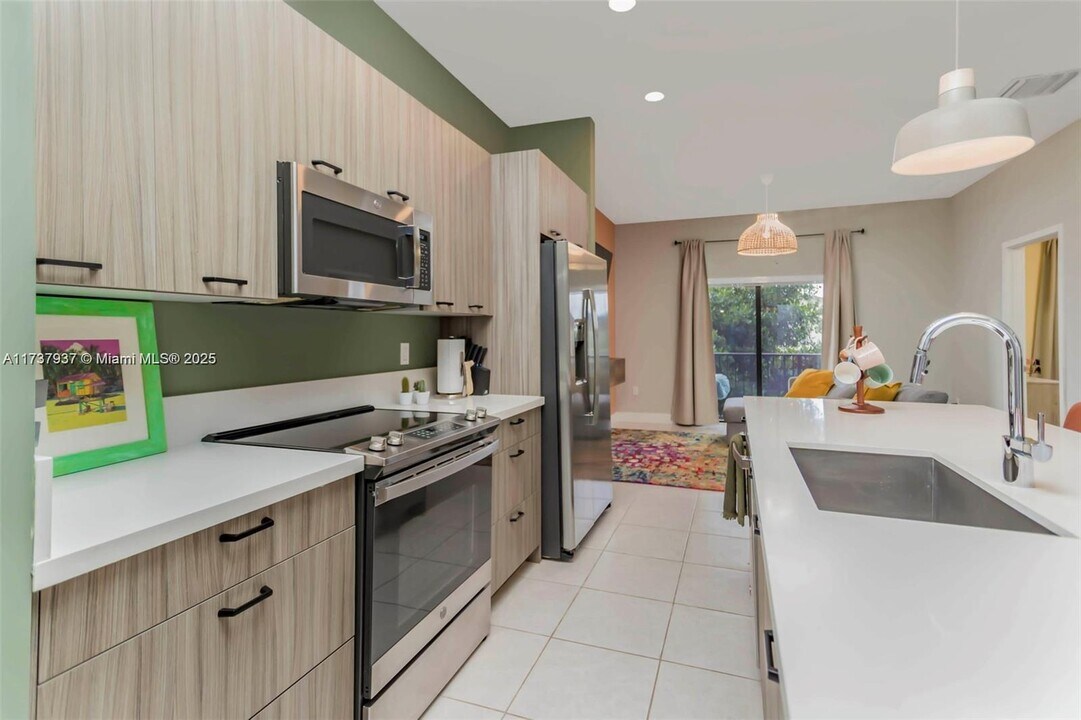 8005 NW 104th Ave in Doral, FL - Building Photo