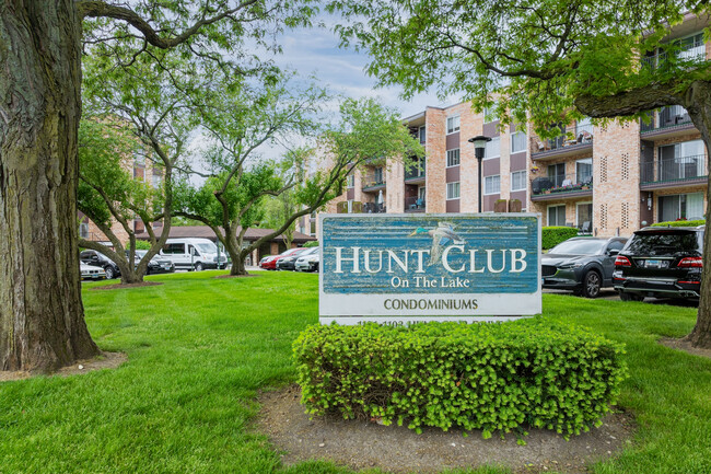 Hunt Club on the Lake in Mount Prospect, IL - Building Photo - Building Photo