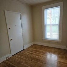 13 Pennacook St, Unit 2 in Manchester, NH - Foto de edificio - Building Photo