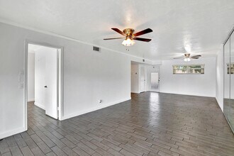 9400 N Hollybrook Lake Dr in Pembroke Pines, FL - Foto de edificio - Building Photo