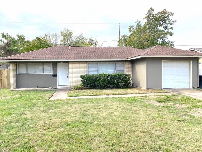 property at 1913 Huge Oaks St