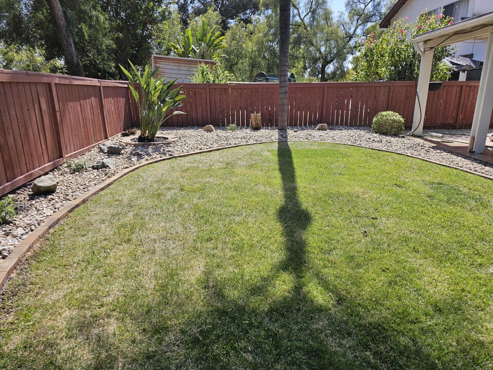 631 Flintridge Pl in Escondido, CA - Foto de edificio