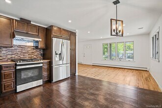 17 Edgar Ct in Huntington, NY - Building Photo - Building Photo