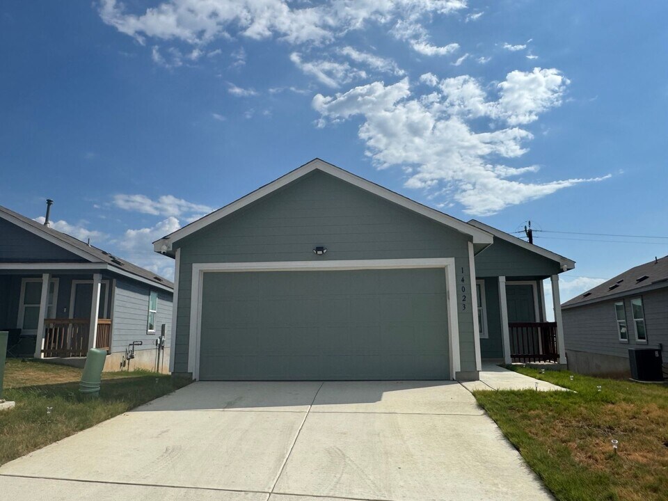 14023 Wool Pk in San Antonio, TX - Building Photo