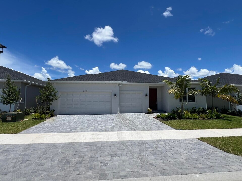 6313 Cloverdale Ave in Port St. Lucie, FL - Foto de edificio