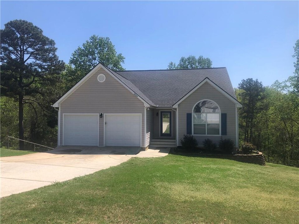 4831 Daintree Ct in Flowery Branch, GA - Foto de edificio