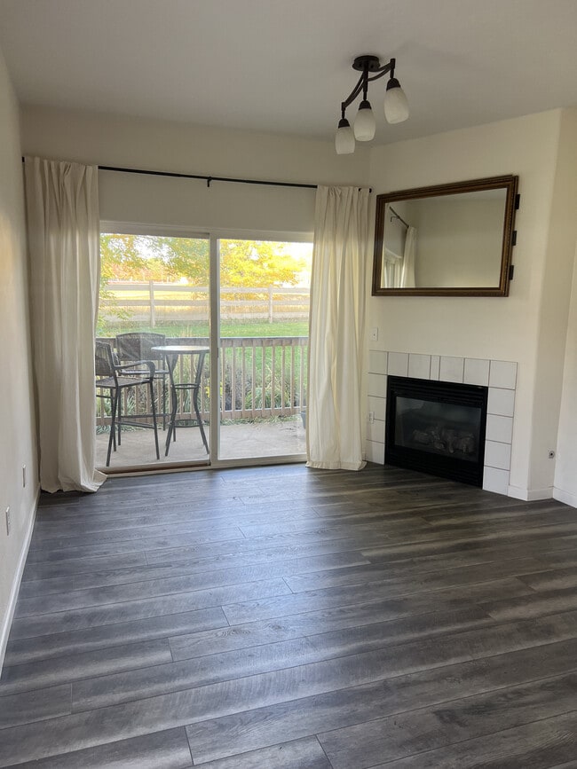 5427 S Dover St, Unit 102 in Denver, CO - Building Photo - Building Photo