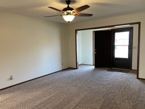1416 W Wayland St in Springfield, MO - Foto de edificio - Building Photo