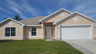 529 SW Baoy Ave in Port St. Lucie, FL - Building Photo