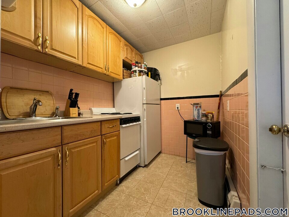 1063 Beacon St in Brookline, MA - Building Photo