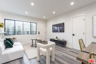 1262 N Sweetzer Ave in West Hollywood, CA - Building Photo - Building Photo