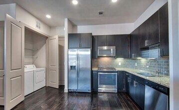 2310 Main St in Houston, TX - Building Photo - Building Photo