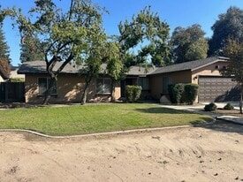2902 S Jacob St in Visalia, CA - Building Photo