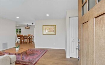 27001 35th Ave S in Kent, WA - Foto de edificio - Building Photo