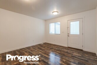 7907 S Gaea Ct in West Jordan, UT - Foto de edificio - Building Photo