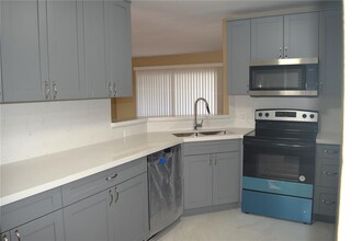 3413 NW 44th St, Unit 102 in Lauderdale Lakes, FL - Building Photo - Building Photo