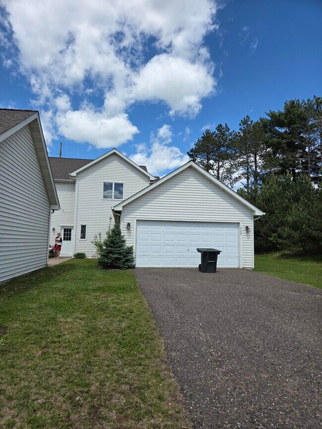 208 Coves Ct in Amery, WI - Building Photo - Building Photo