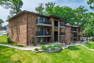 Forest Ridge Apartments in Cedar Rapids, IA - Building Photo