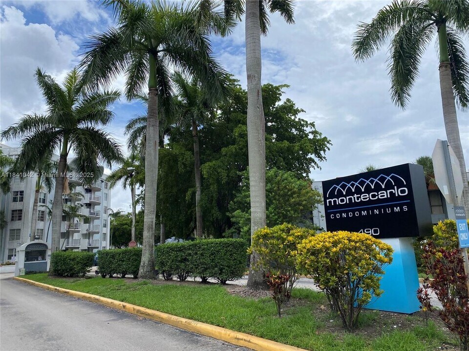 490 NW 165th St in Miami, FL - Building Photo