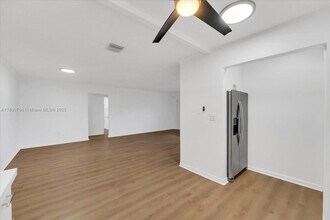 4090 SW 69th Ave in Miami, FL - Building Photo - Building Photo